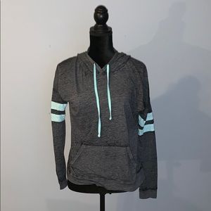 Long-sleeved hoodie tee